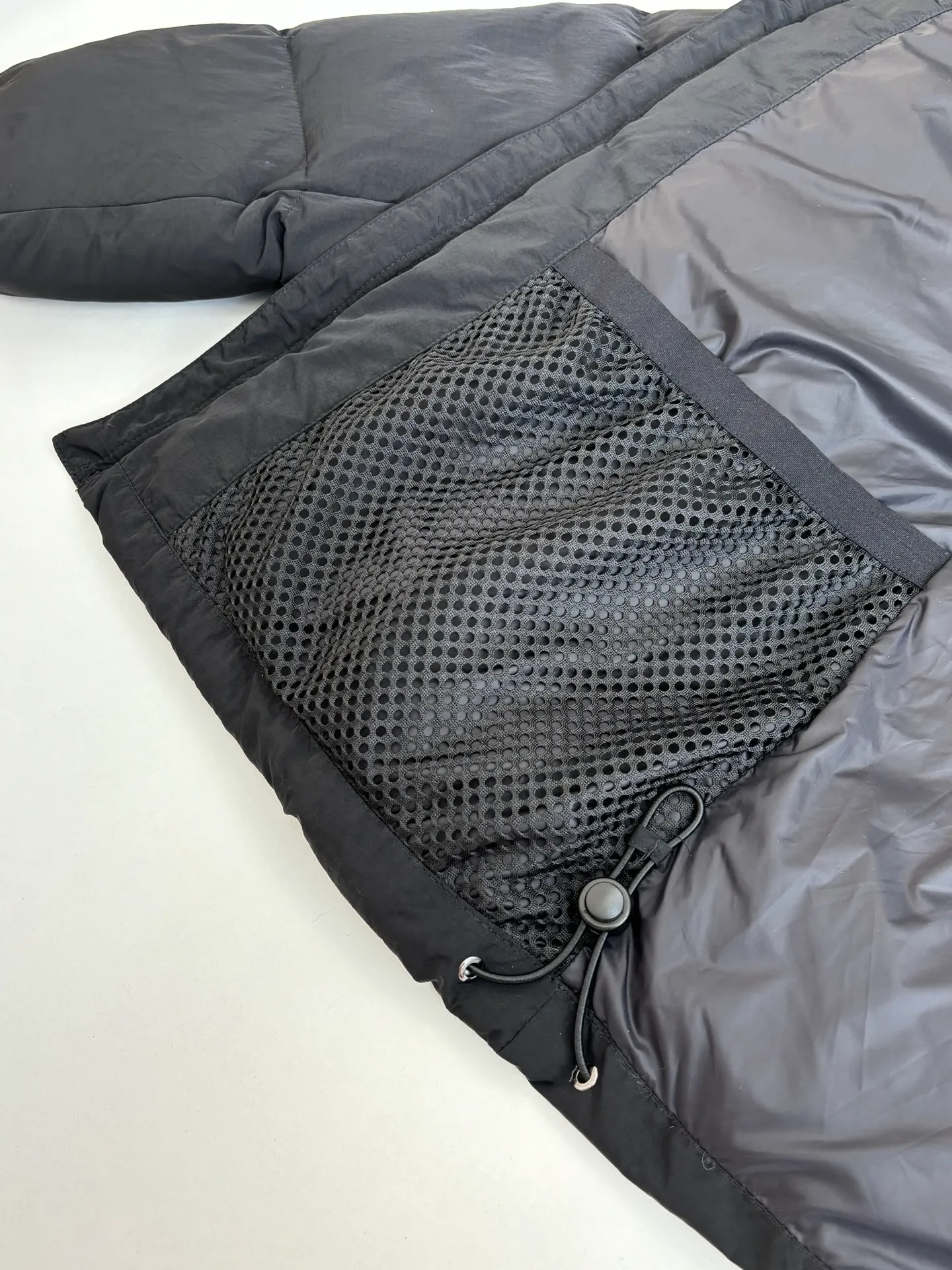 P1010 Canada Goos*/Big Goose Rubber Label Matte Down Jacket The fabric is made of high-quality protective nylon fabric, 90 national standard high-quality white duck down: selected high-fill power velvet, light and warm, with excellent temperature locking performance and good resilience. Three-dimensional quilting technology and precision thread reinforcement prevent lint from being drilled and ensure that the fluffy and resilient elasticity lasts like new.  Size：S/M/L/XL